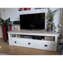 Strak en modern TV meubel met drie lades in landelijke stijl