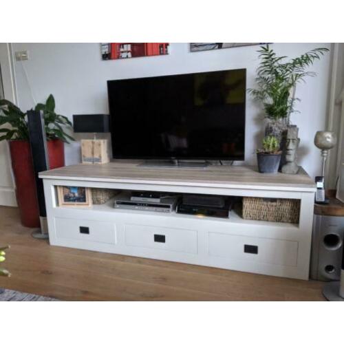 Strak en modern TV meubel met drie lades in landelijke stijl
