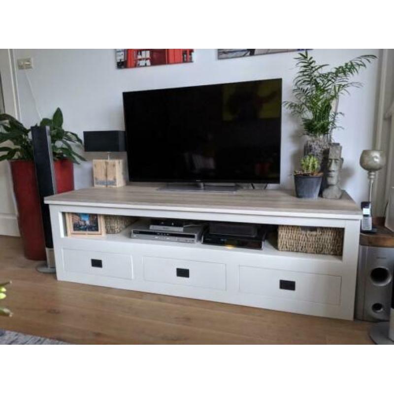 Strak en modern TV meubel met drie lades in landelijke stijl