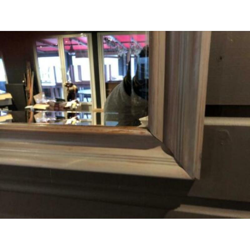 Set van mooi houten dressoir (270), spiegel en vitrinekast