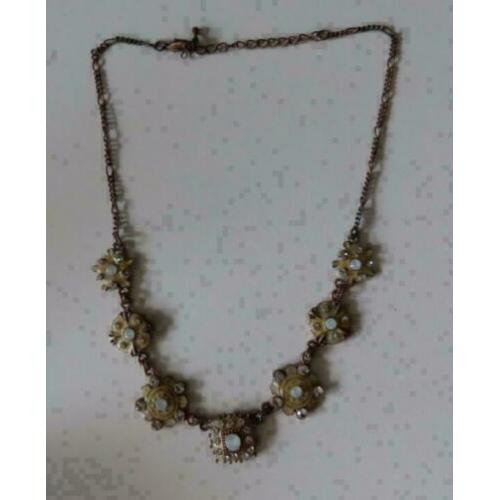koperkleurige ketting met witte bloem strass