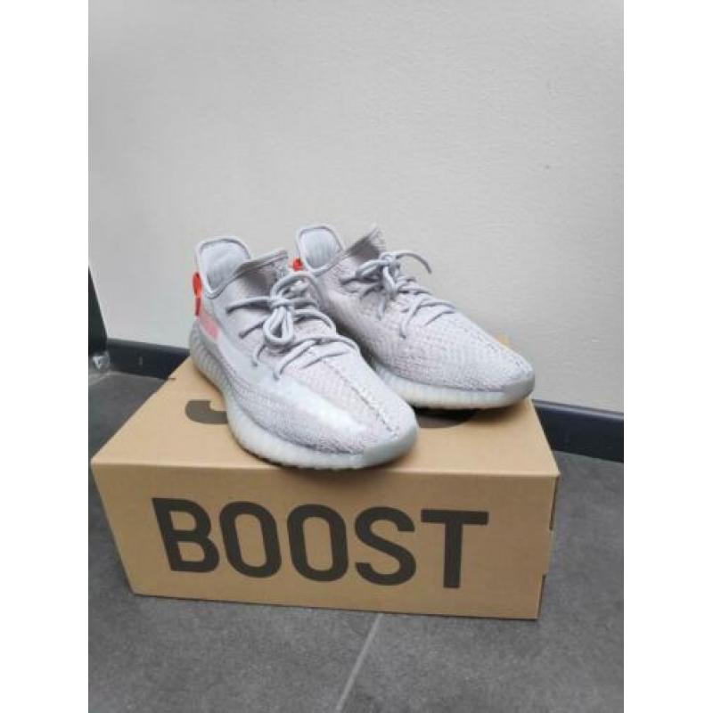 Yeezy tail light 43 1/3 MOET NU WEG