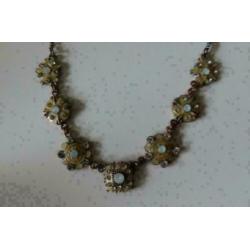 koperkleurige ketting met witte bloem strass