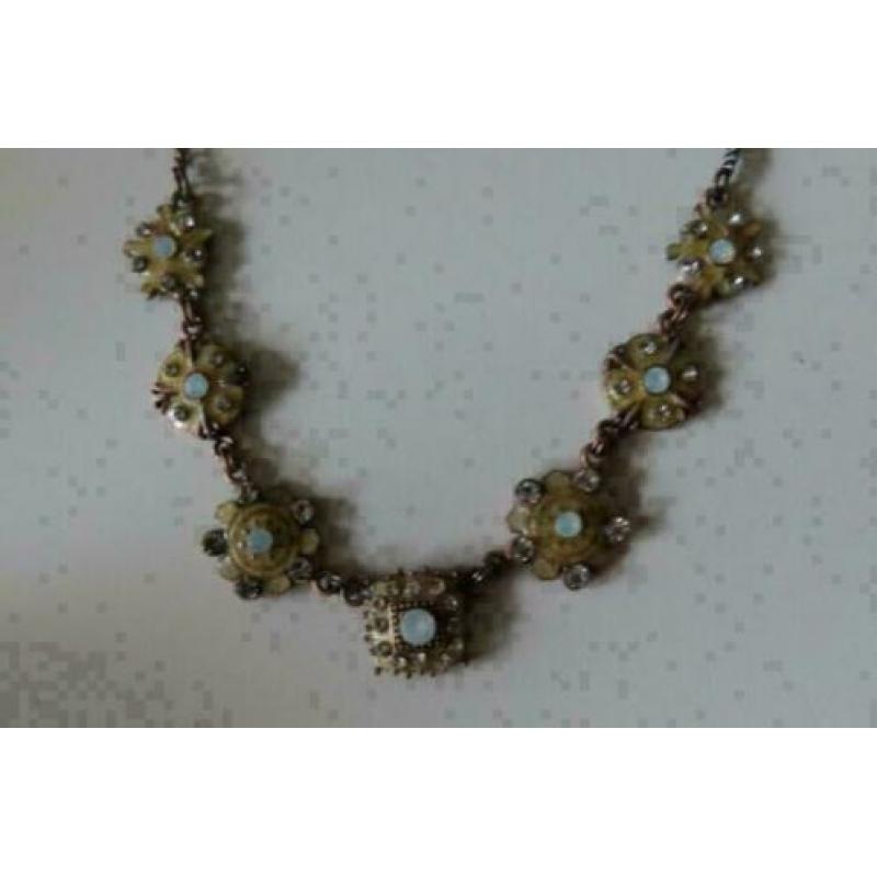 koperkleurige ketting met witte bloem strass