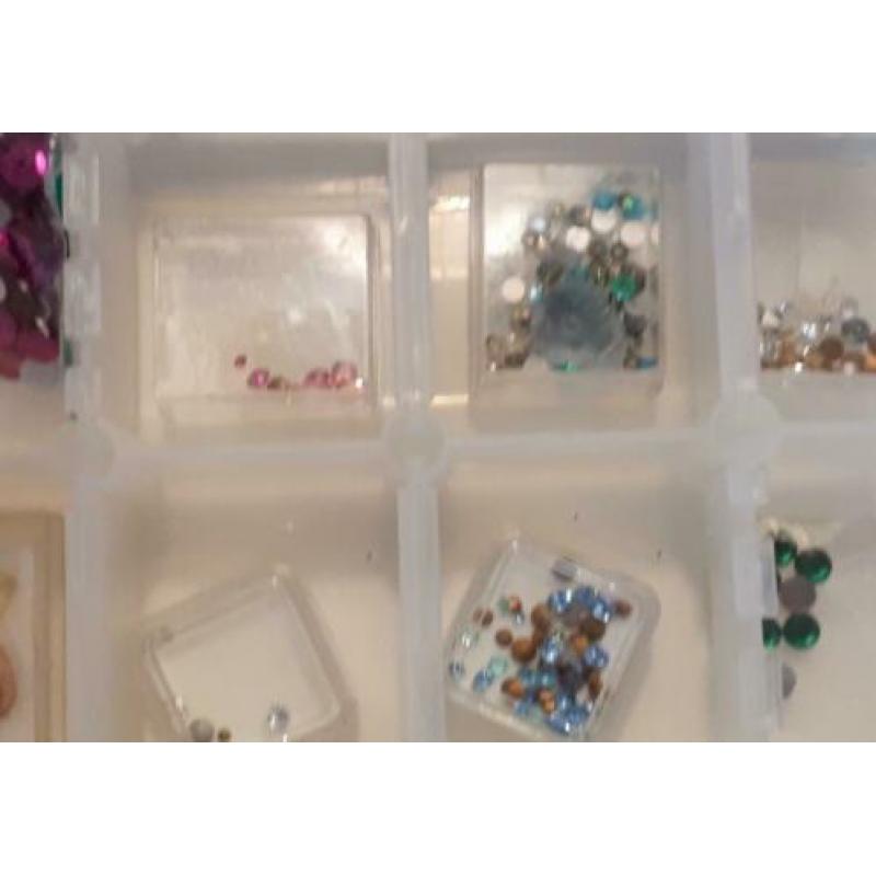 148 - verdeeldoos met strass , plaksteentjes puntsteentjes