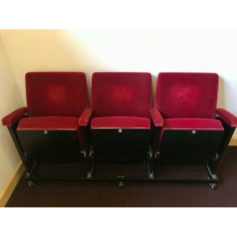 Uniek: Chique pluche Leidsche Schouwburg stoelen
