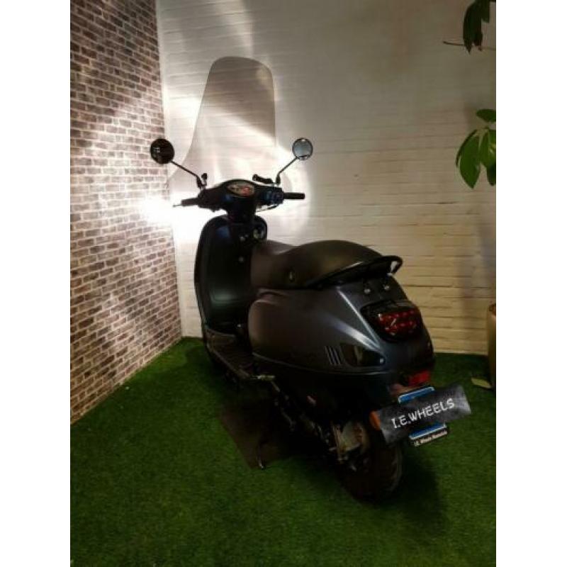 Zeer nette BTC RIVA snorscooter vespa look 2018! Kameleon
