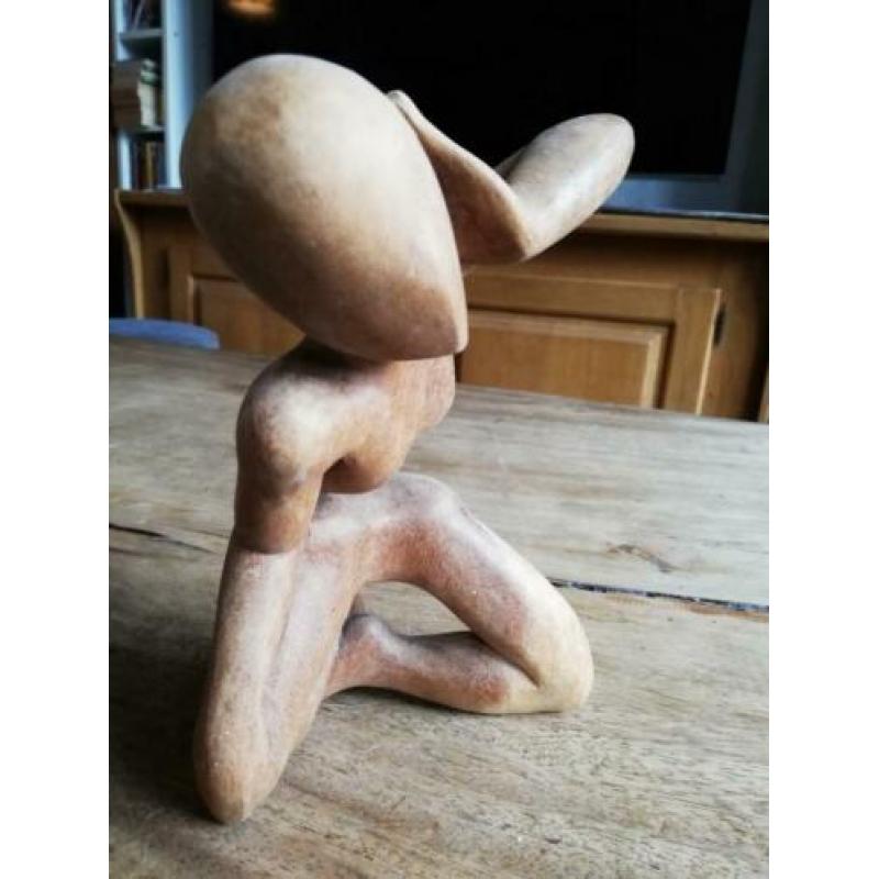 Sculptuur geabstraheerd. Je ne l'entends pas. Teakhout.