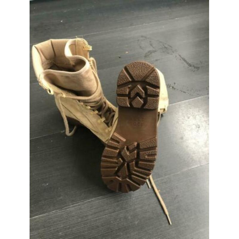 Gevechtslaarsen / leger kisten / schoenen / dessert