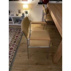 Mooie houten tafel en stoelen