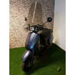 Zeer nette BTC RIVA snorscooter vespa look 2018! Kameleon