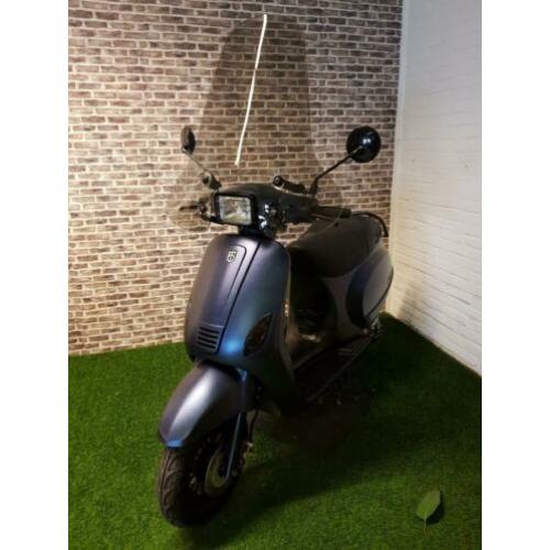 Zeer nette BTC RIVA snorscooter vespa look 2018! Kameleon
