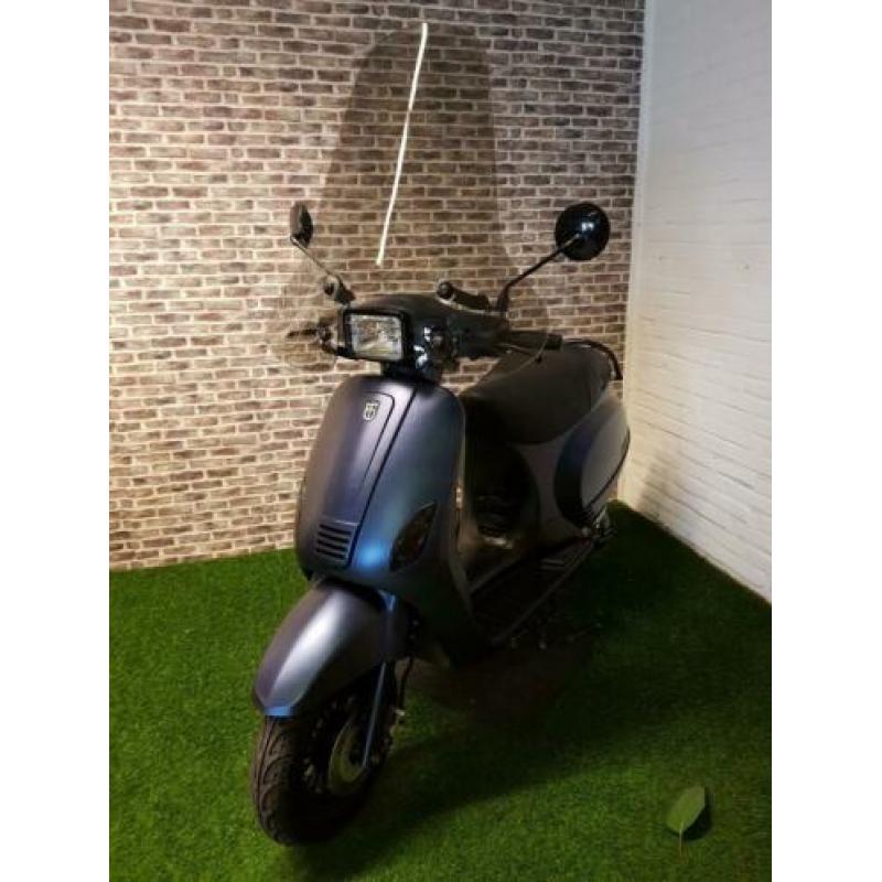 Zeer nette BTC RIVA snorscooter vespa look 2018! Kameleon
