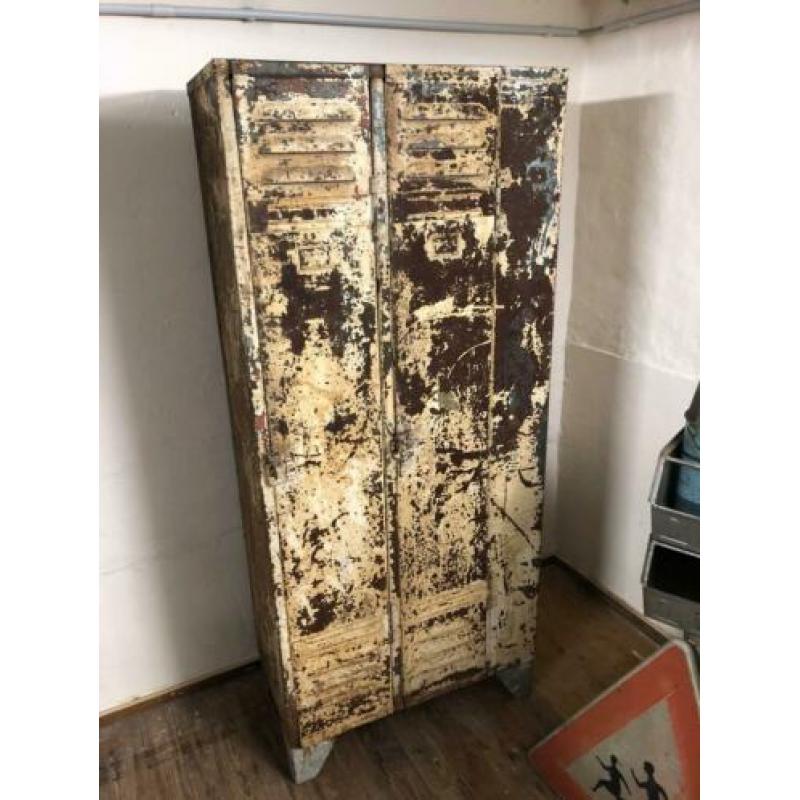 Jaren 30 lockerkast geklonken oude metalen kast super patina