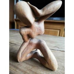 Sculptuur geabstraheerd. Je ne l'entends pas. Teakhout.