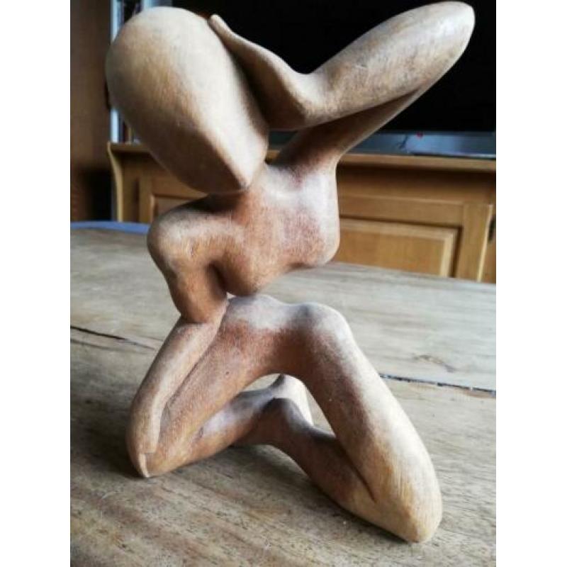 Sculptuur geabstraheerd. Je ne l'entends pas. Teakhout.