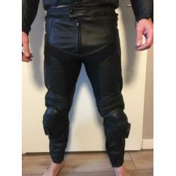 Richa Apollo motorpak racing maat UK44, valt klein.