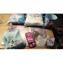 Frozen pakket o.a. pyjama kussens portemonnee spel
