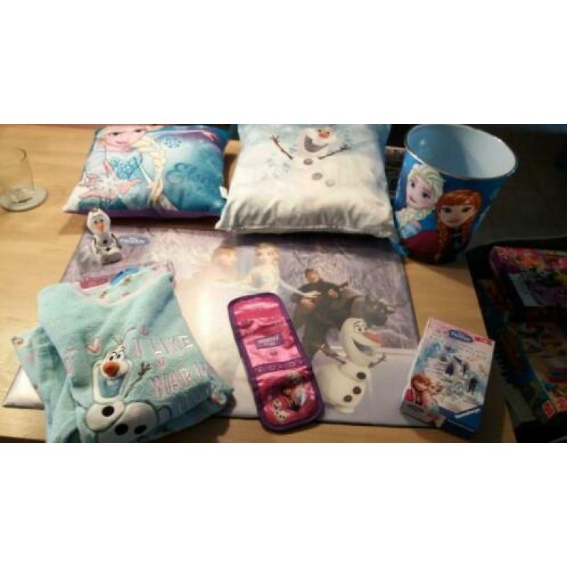Frozen pakket o.a. pyjama kussens portemonnee spel