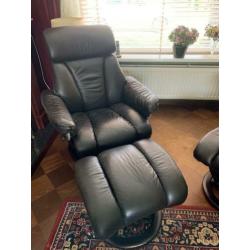 2 relax leren fauteuils met voeten bank