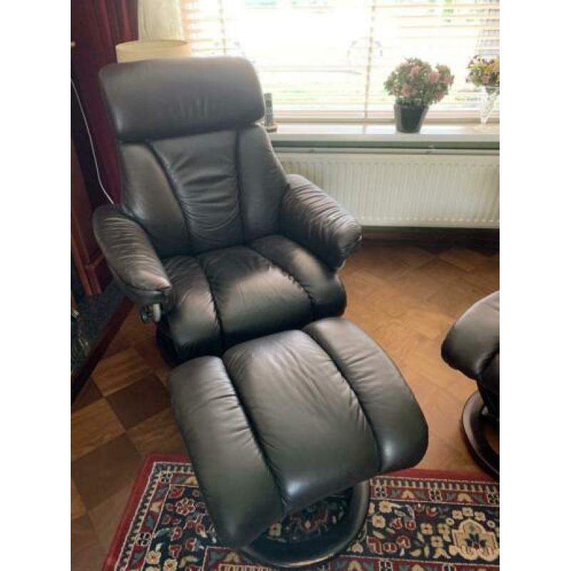 2 relax leren fauteuils met voeten bank