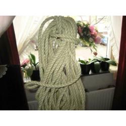 Bundel touw (d=10mm) zo'n 20 mtr. + 5 van 2 mtr met oog