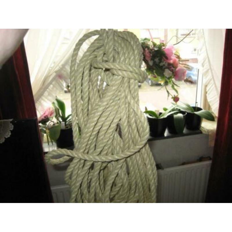 Bundel touw (d=10mm) zo'n 20 mtr. + 5 van 2 mtr met oog
