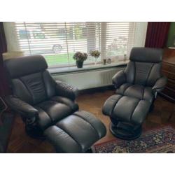 2 relax leren fauteuils met voeten bank