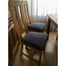 Massief eikenhouten eettafel, met 4 stoelen.