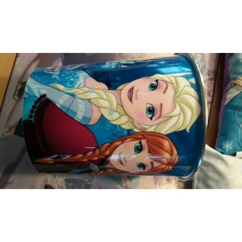 Frozen pakket o.a. pyjama kussens portemonnee spel