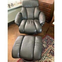 2 relax leren fauteuils met voeten bank