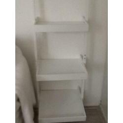 Leuke kast met een spiegel