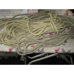 Bundel touw (d=10mm) zo'n 20 mtr. + 5 van 2 mtr met oog