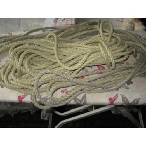 Bundel touw (d=10mm) zo'n 20 mtr. + 5 van 2 mtr met oog