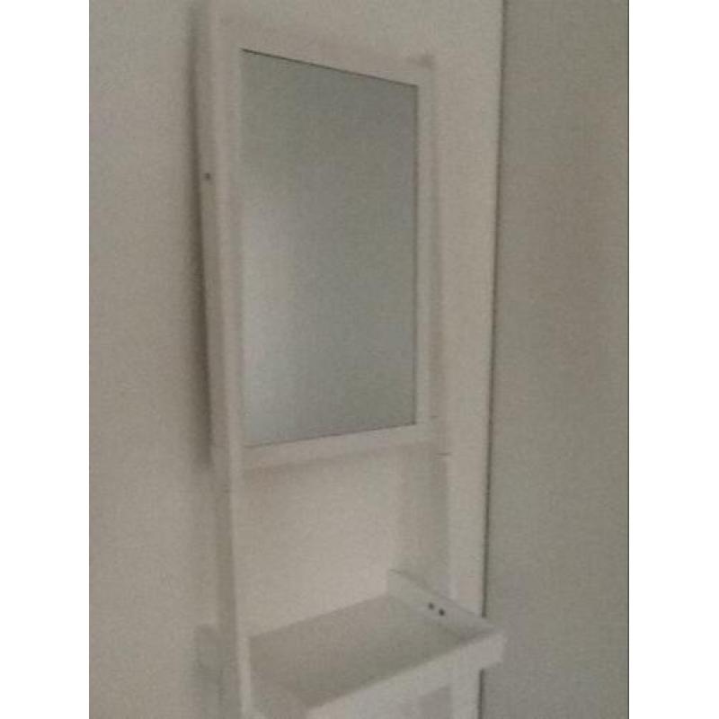Leuke kast met een spiegel