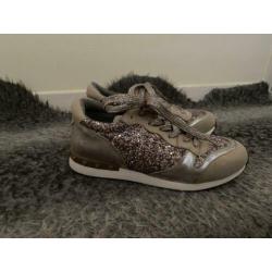 Sportschoenen maat 37