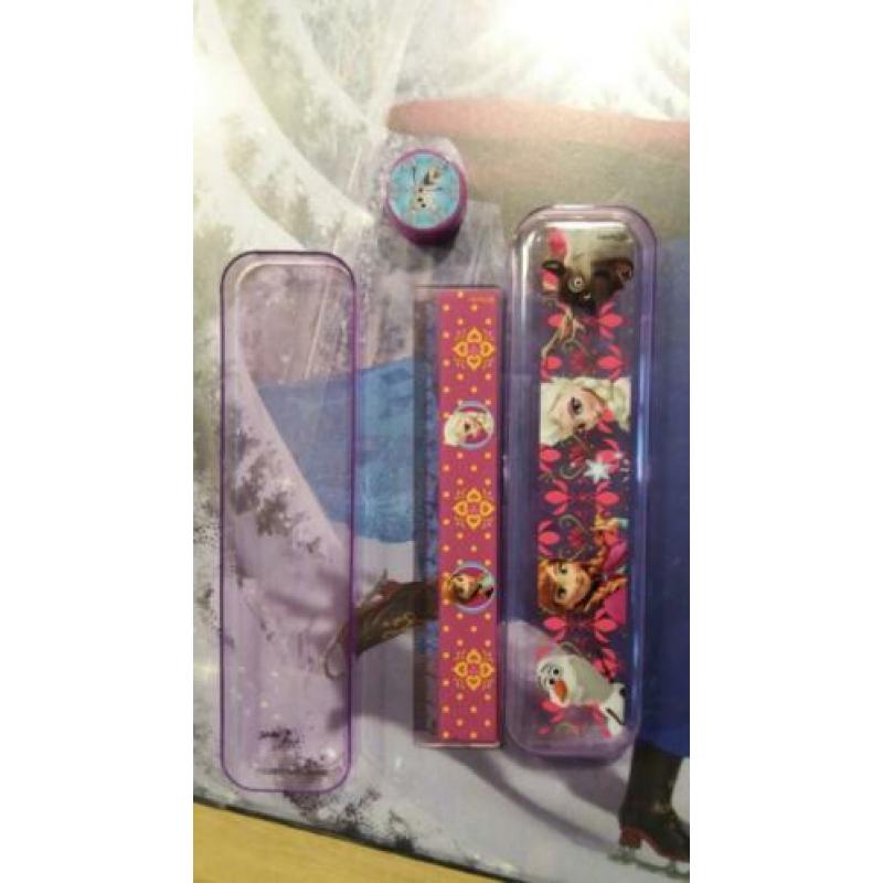 Frozen pakket o.a. pyjama kussens portemonnee spel