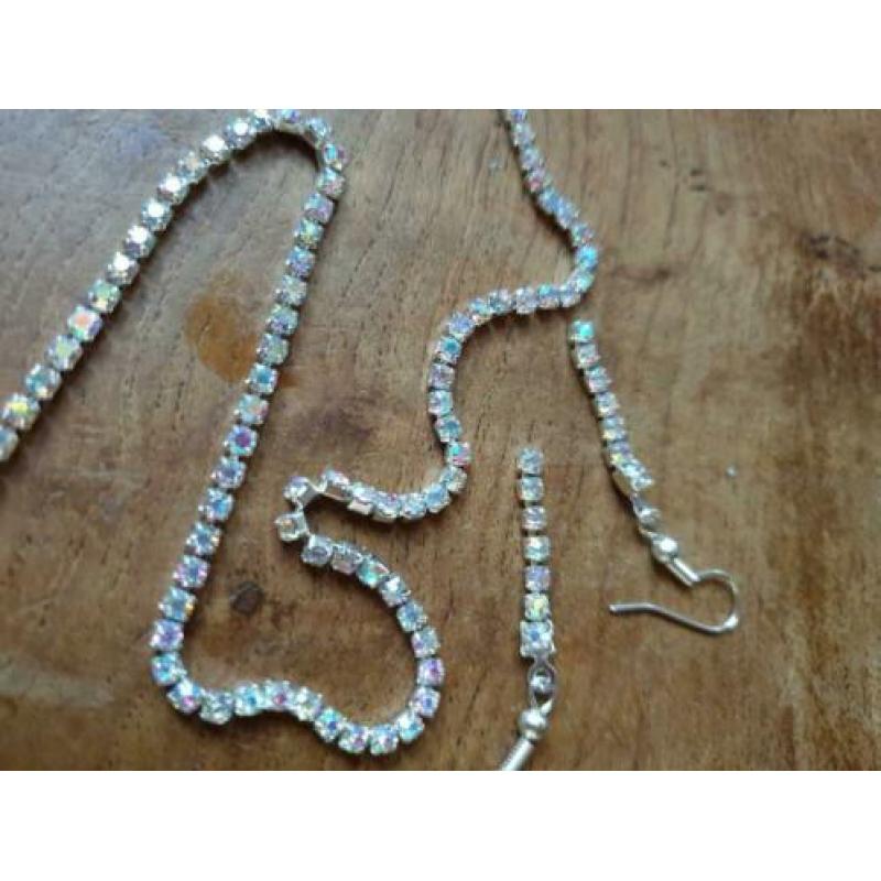 Super veel bling en kleur! Ketting, armband en oorbellen.