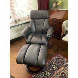 2 relax leren fauteuils met voeten bank