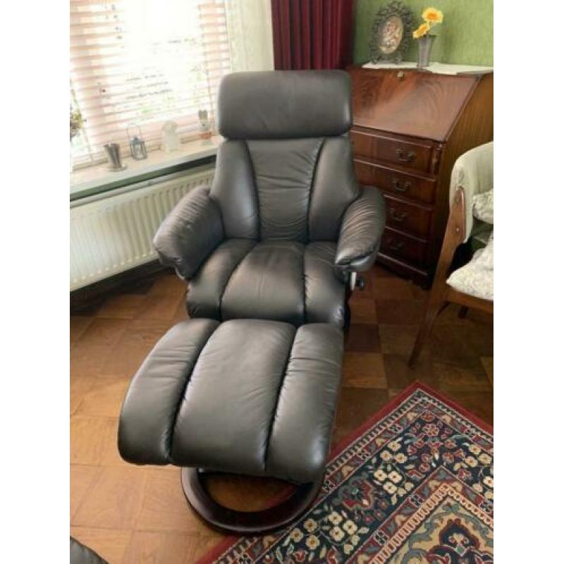 2 relax leren fauteuils met voeten bank