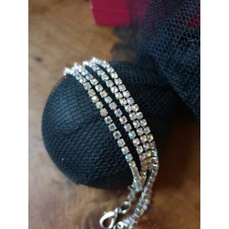 Super veel bling en kleur! Ketting, armband en oorbellen.