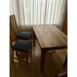 Massief eikenhouten eettafel, met 4 stoelen.