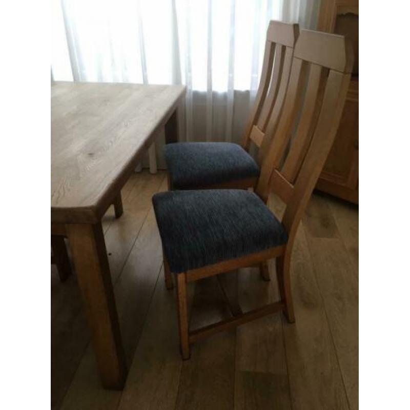 Massief eikenhouten eettafel, met 4 stoelen.
