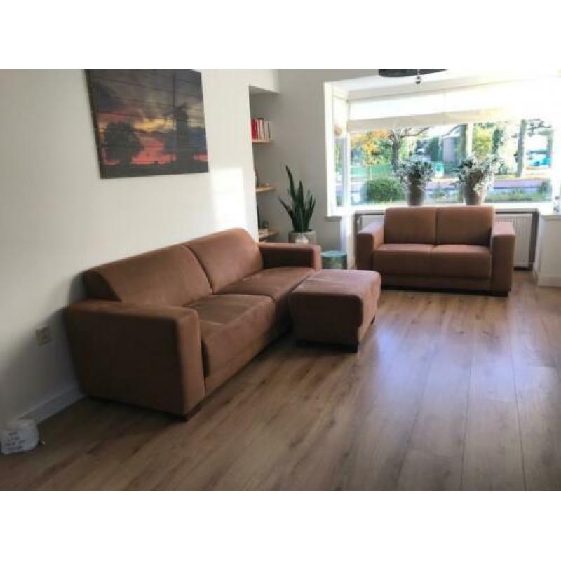 4-zits bank en 2-zits bank bruin met hocker Pronto Alcana