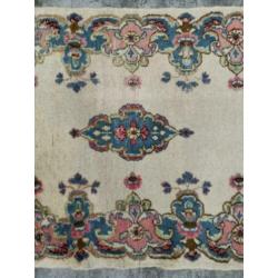 Handgeknoopt tapijt Perzisch Kirman roze blauw wol 85x155cm
