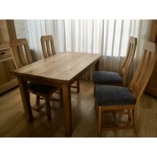 Massief eikenhouten eettafel, met 4 stoelen.