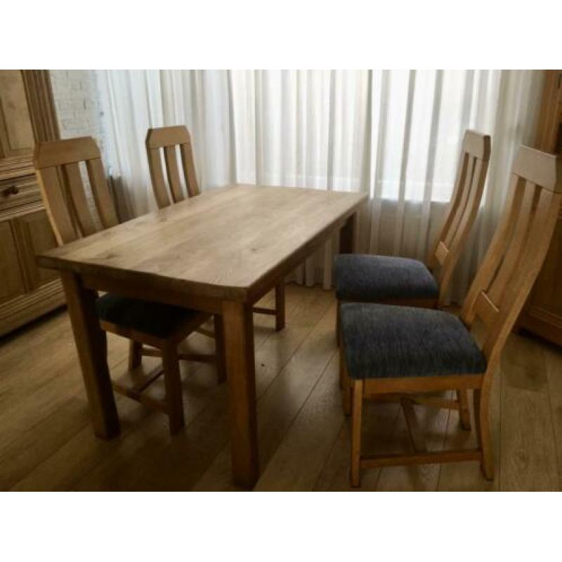 Massief eikenhouten eettafel, met 4 stoelen.
