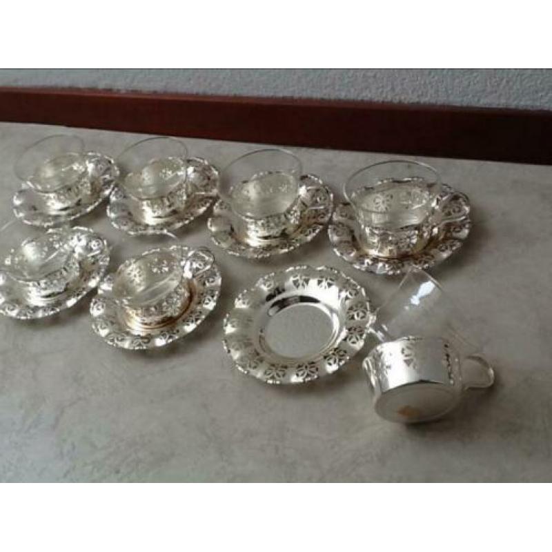 Verzilverde theeglazen met schotel