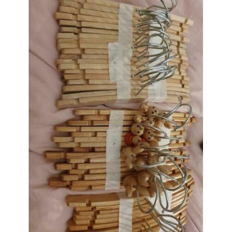 Baby hangers kledinghangers kleerhangers hout, kleurtjes