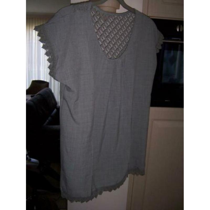 nieuwe tuniek maat 44 € 4,==